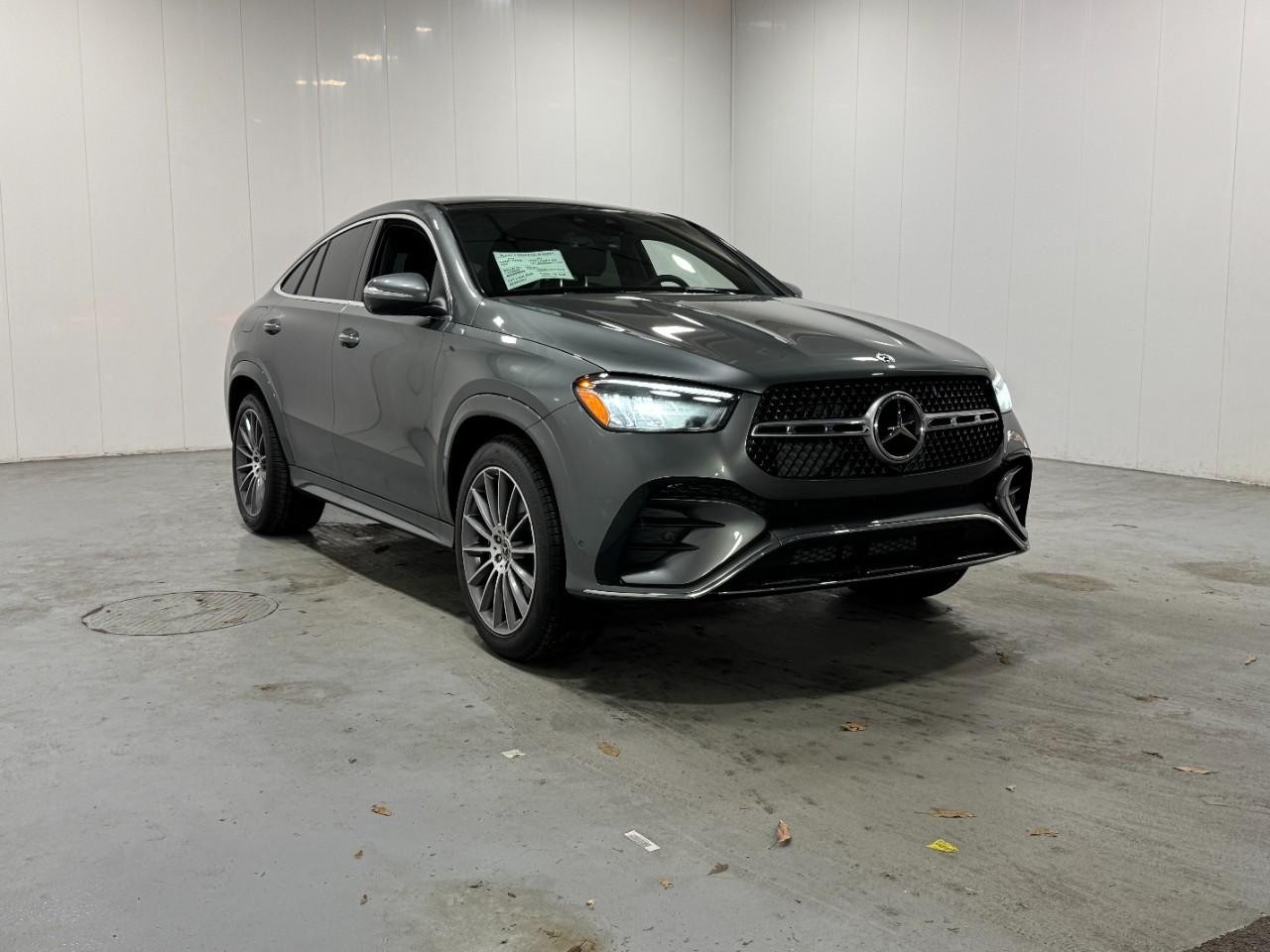 Mercedes-Benz GLE Vehicle Full-screen Gallery Image 6