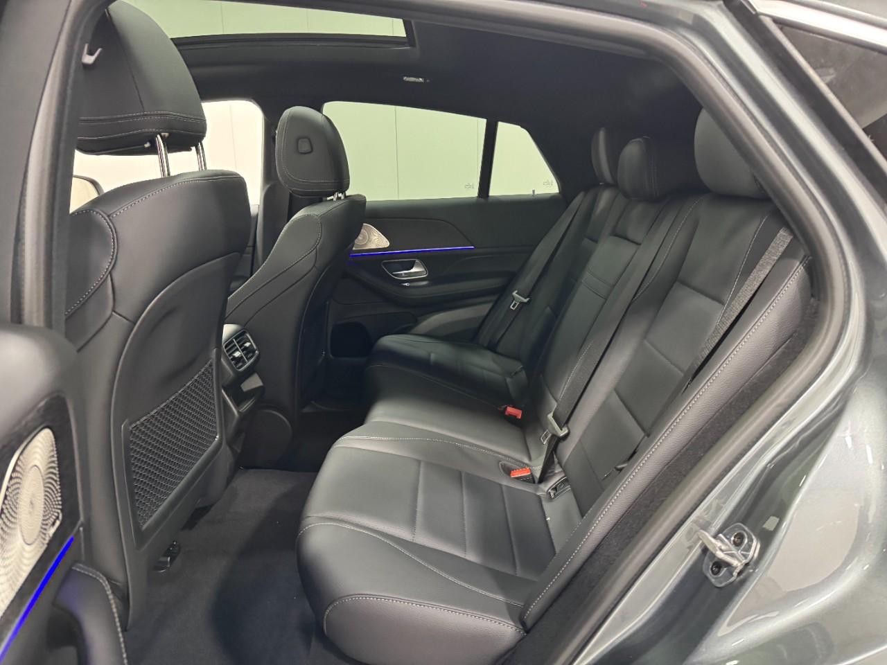 Mercedes-Benz GLE Vehicle Full-screen Gallery Image 8