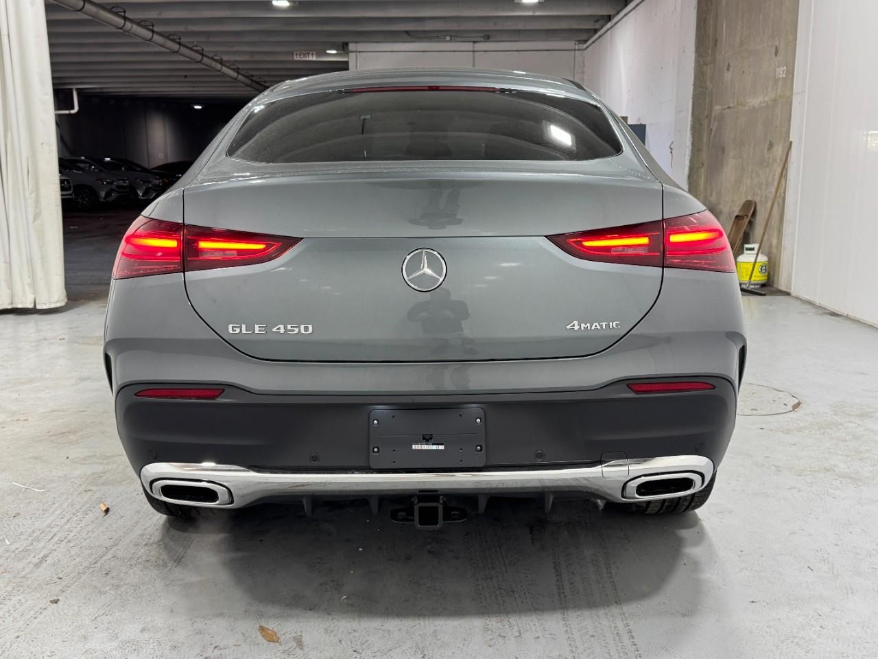 Mercedes-Benz GLE Vehicle Full-screen Gallery Image 9