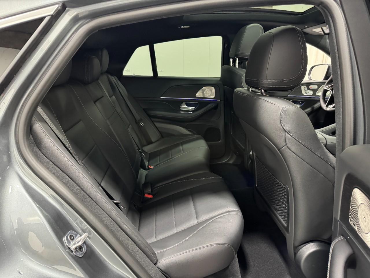 Mercedes-Benz GLE Vehicle Full-screen Gallery Image 10