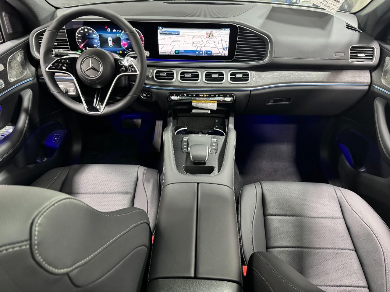 Mercedes-Benz GLE Vehicle Full-screen Gallery Image 12