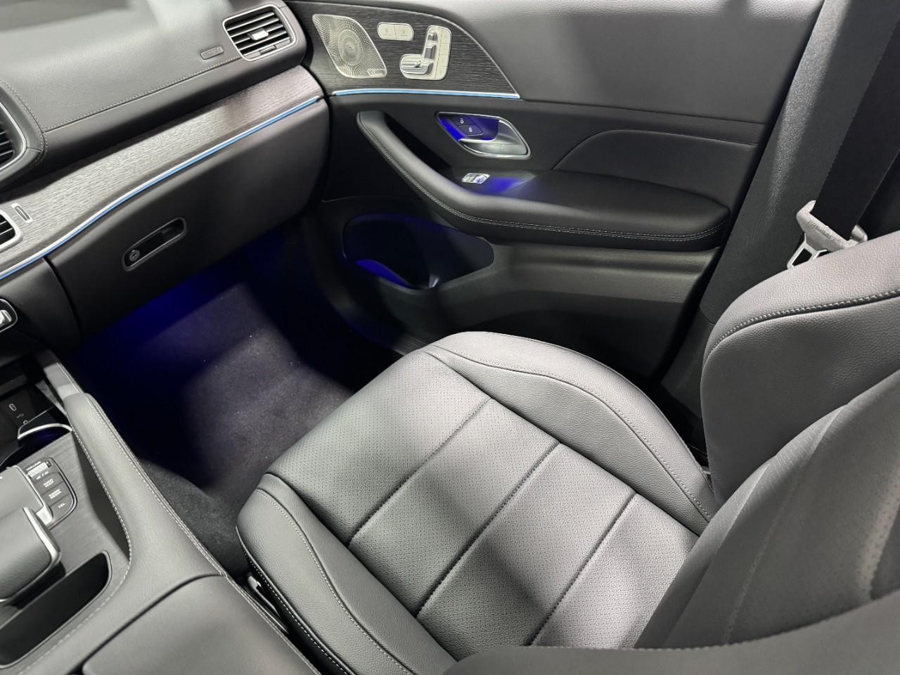 Mercedes-Benz GLE Vehicle Full-screen Gallery Image 17