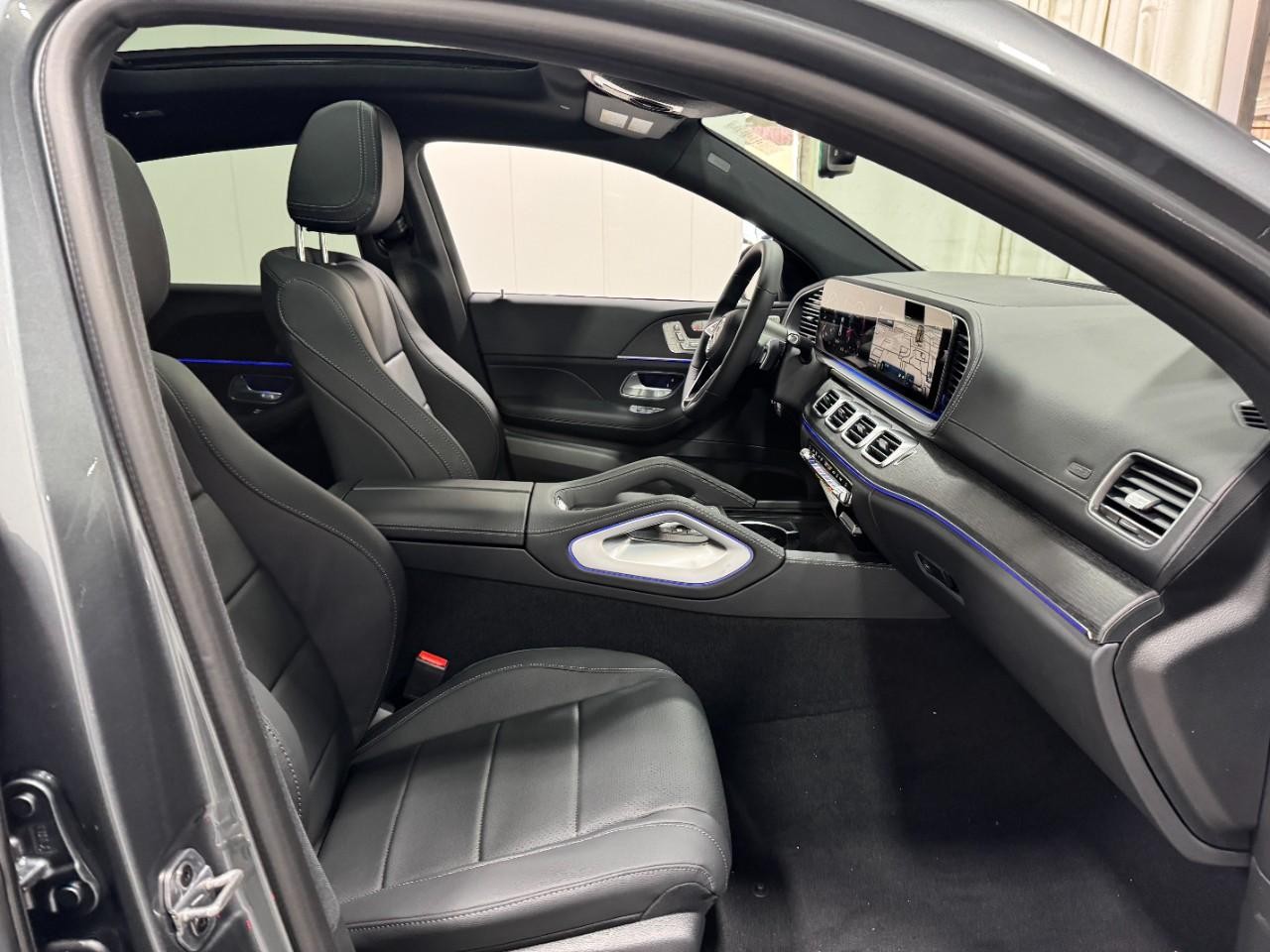 Mercedes-Benz GLE Vehicle Full-screen Gallery Image 18