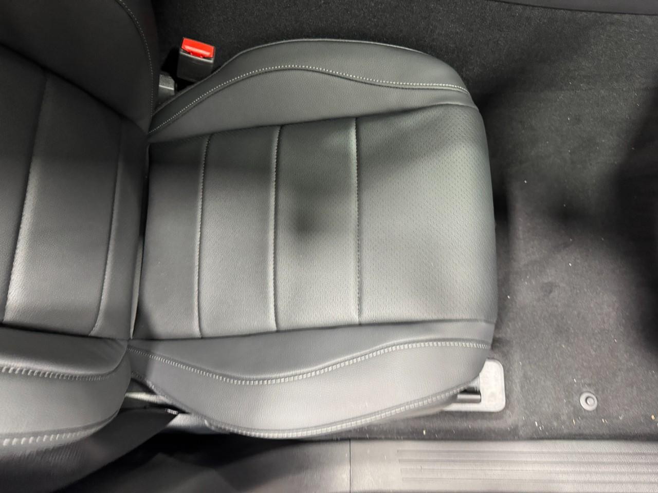 Mercedes-Benz GLE Vehicle Full-screen Gallery Image 19