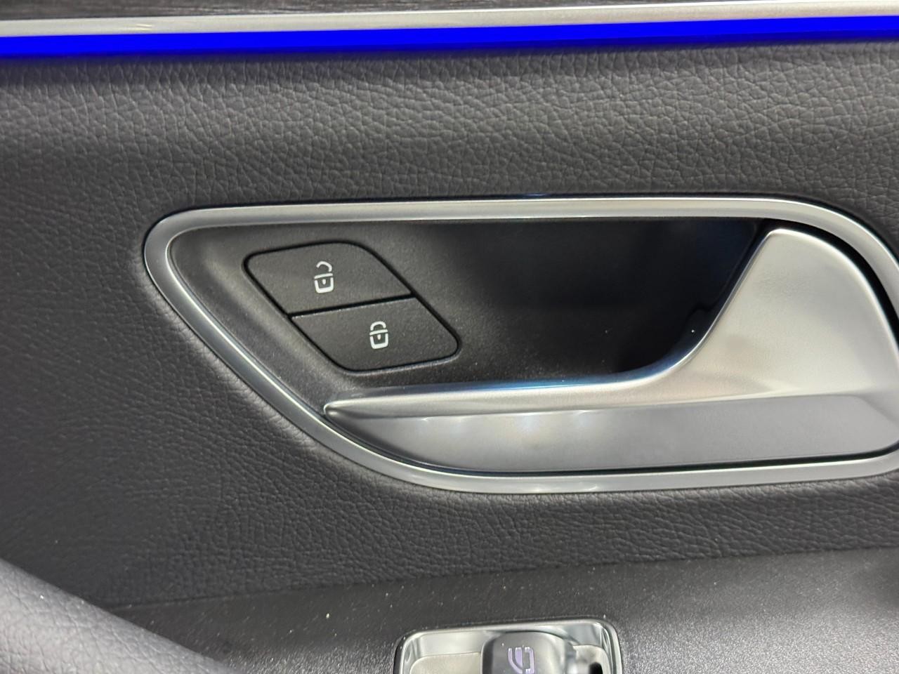 Mercedes-Benz GLE Vehicle Full-screen Gallery Image 22