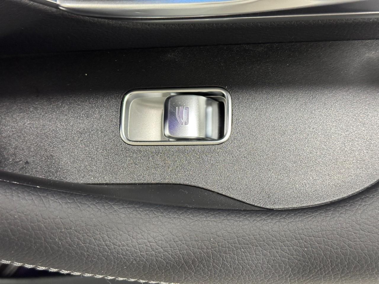 Mercedes-Benz GLE Vehicle Full-screen Gallery Image 23