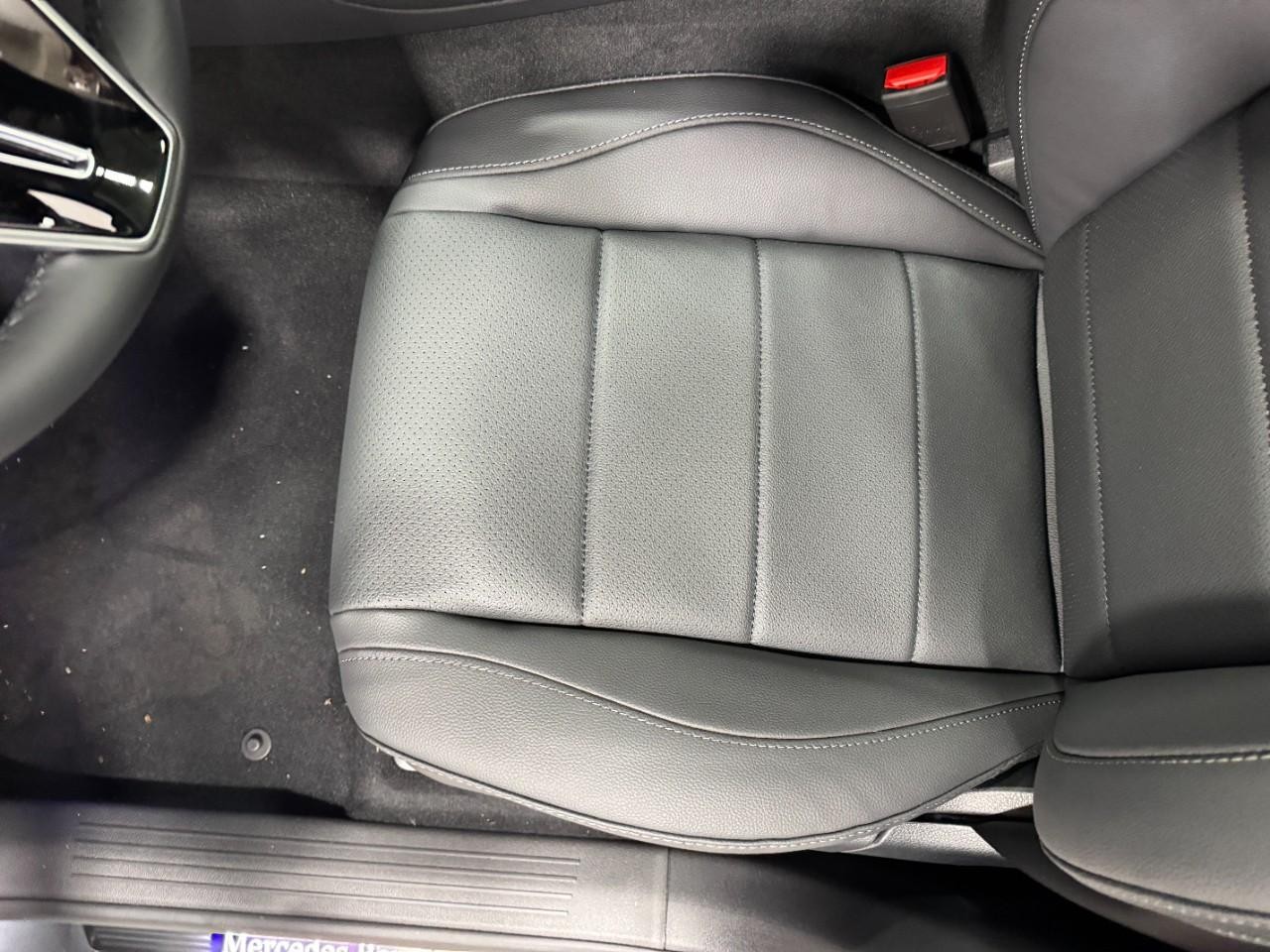 Mercedes-Benz GLE Vehicle Full-screen Gallery Image 30