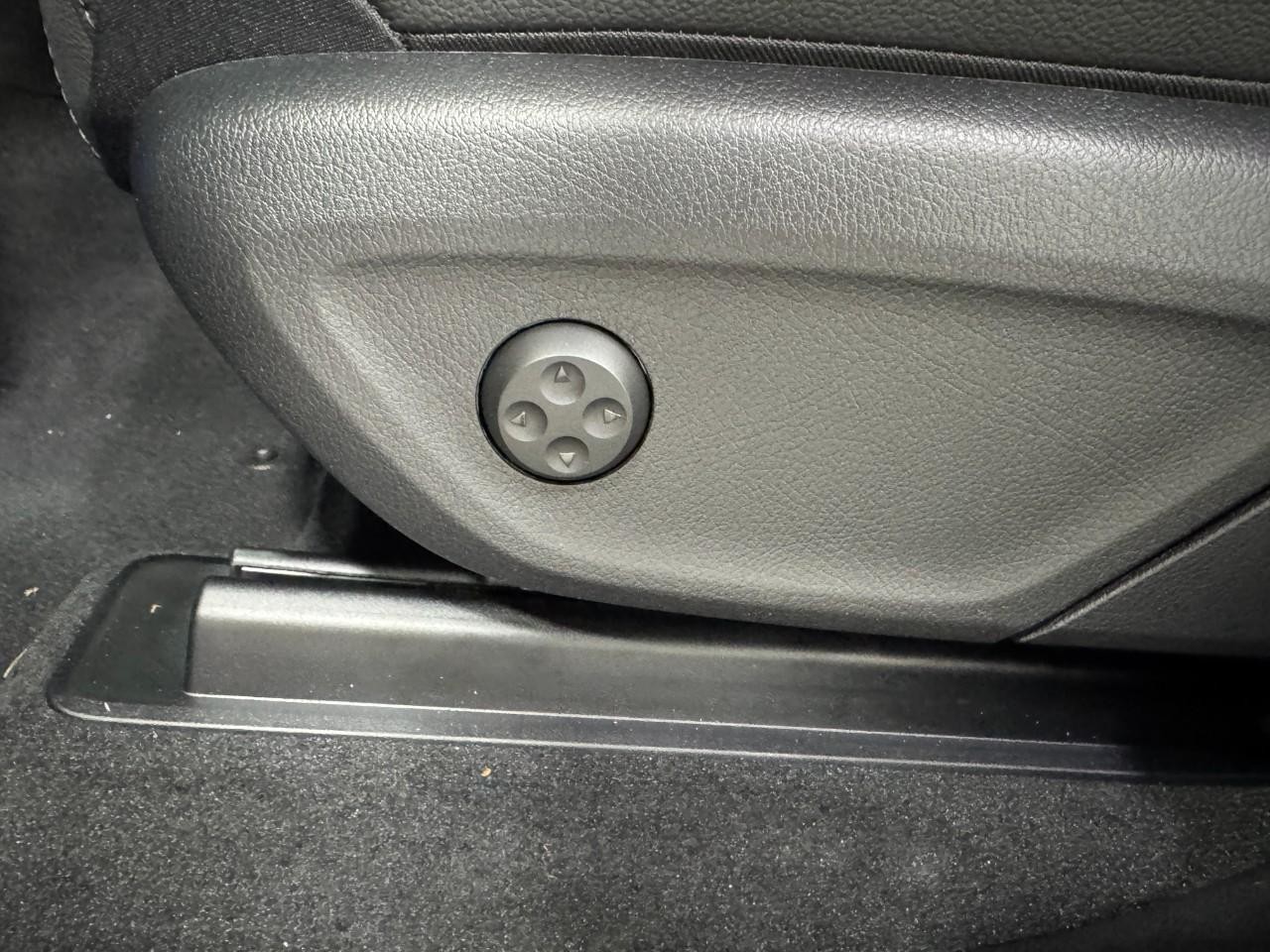 Mercedes-Benz GLE Vehicle Full-screen Gallery Image 31