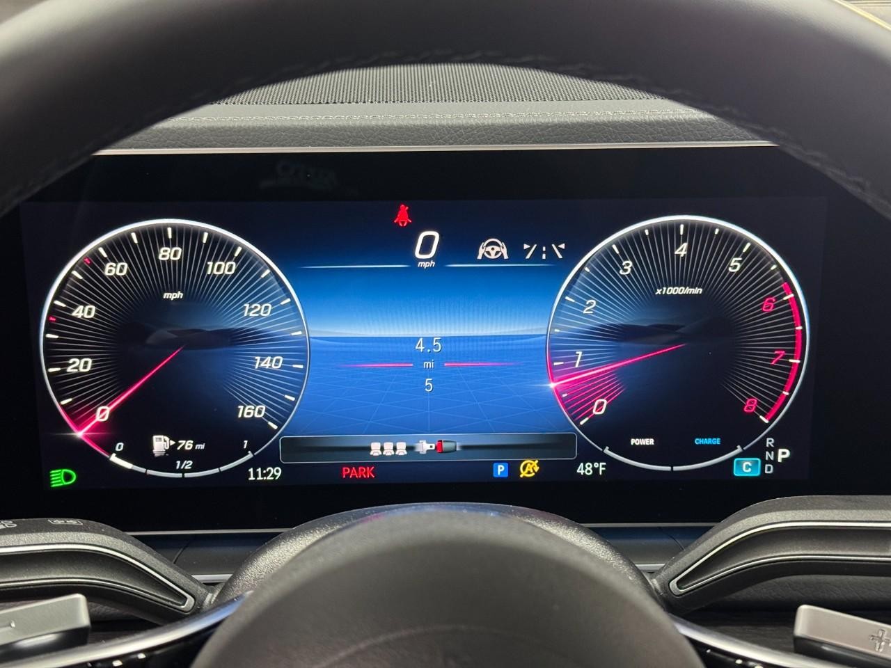 Mercedes-Benz GLE Vehicle Full-screen Gallery Image 35