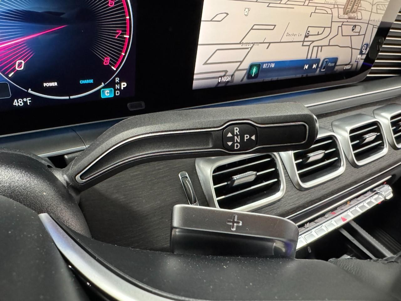 Mercedes-Benz GLE Vehicle Full-screen Gallery Image 36