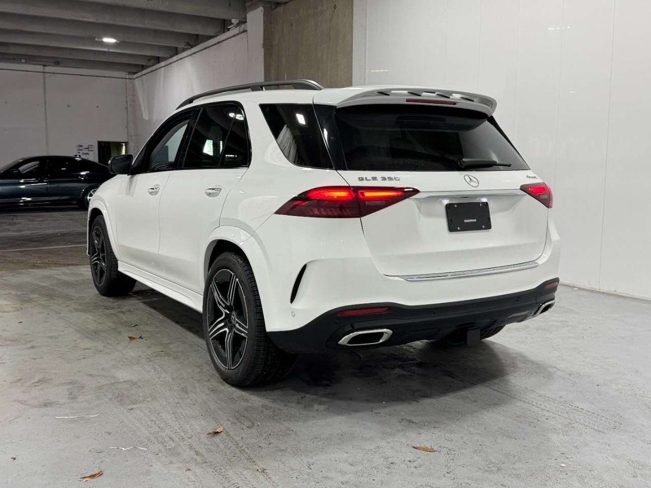 Mercedes-Benz GLE Vehicle Full-screen Gallery Image 2