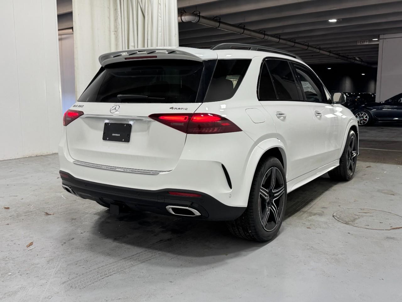 Mercedes-Benz GLE Vehicle Full-screen Gallery Image 3