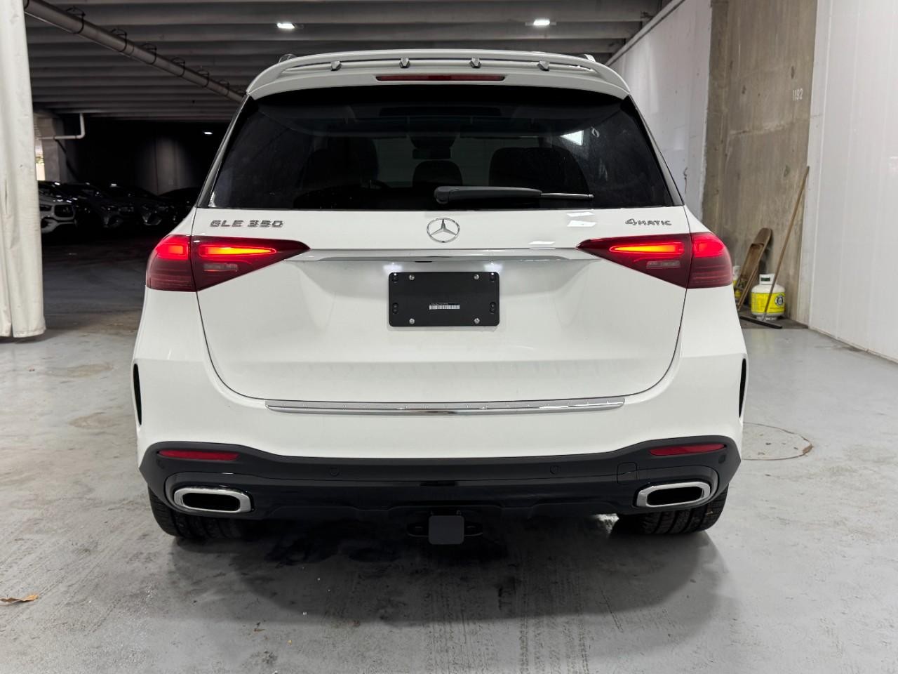 Mercedes-Benz GLE Vehicle Full-screen Gallery Image 8