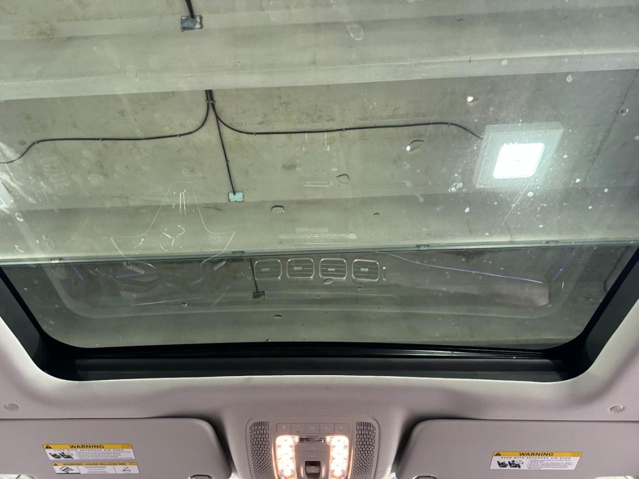 Mercedes-Benz GLE Vehicle Full-screen Gallery Image 10