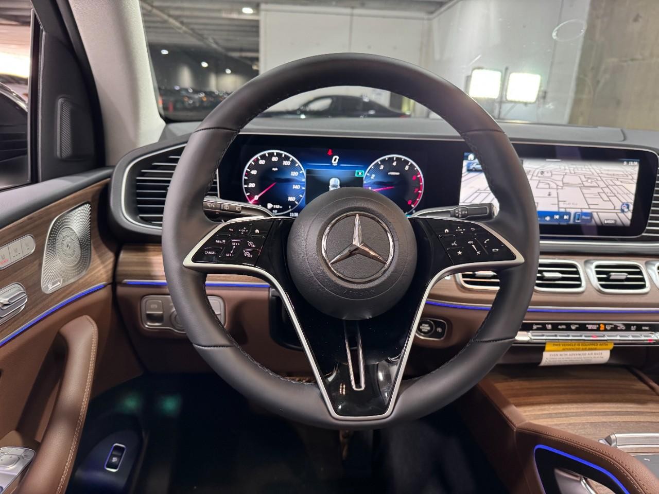 Mercedes-Benz GLE Vehicle Full-screen Gallery Image 12