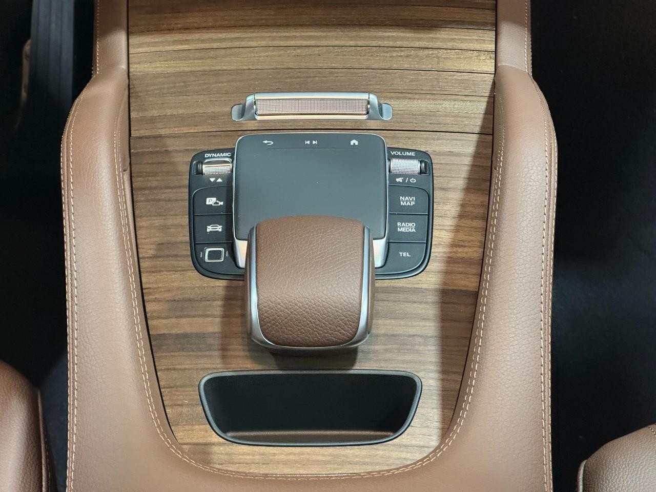 Mercedes-Benz GLE Vehicle Full-screen Gallery Image 15