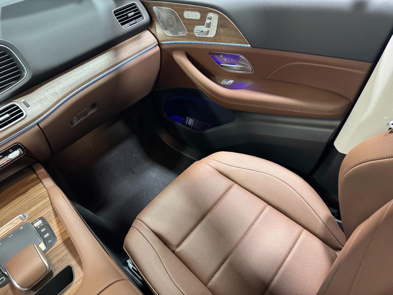 Mercedes-Benz GLE Vehicle Full-screen Gallery Image 16