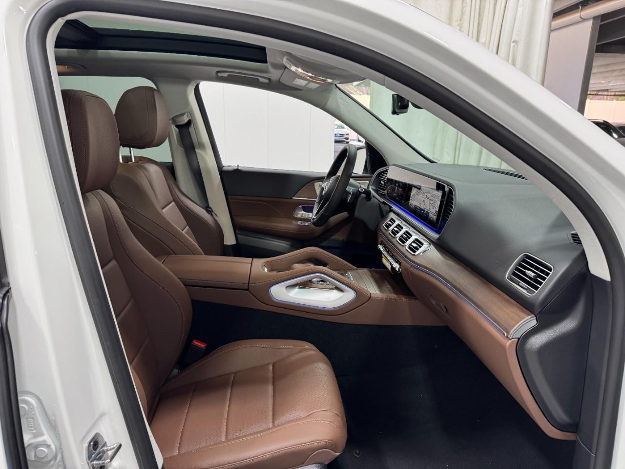 Mercedes-Benz GLE Vehicle Full-screen Gallery Image 17