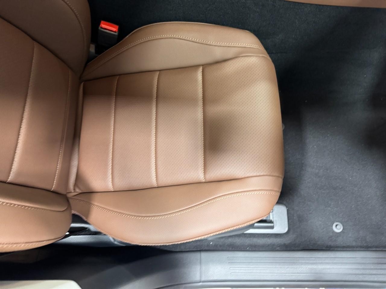 Mercedes-Benz GLE Vehicle Full-screen Gallery Image 18