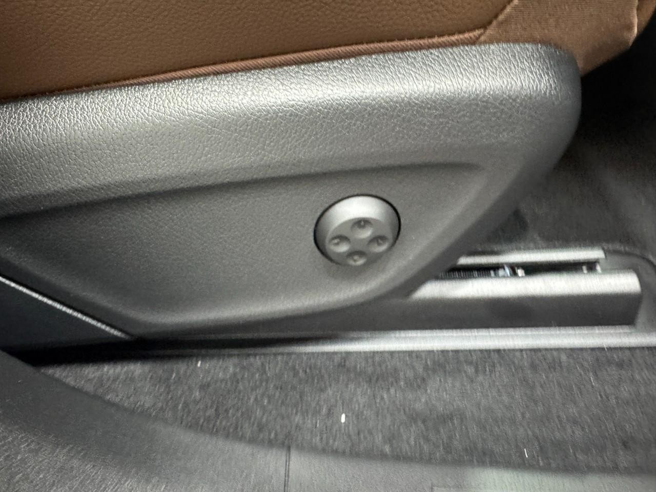 Mercedes-Benz GLE Vehicle Full-screen Gallery Image 19