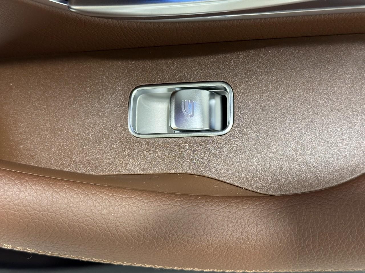 Mercedes-Benz GLE Vehicle Full-screen Gallery Image 22