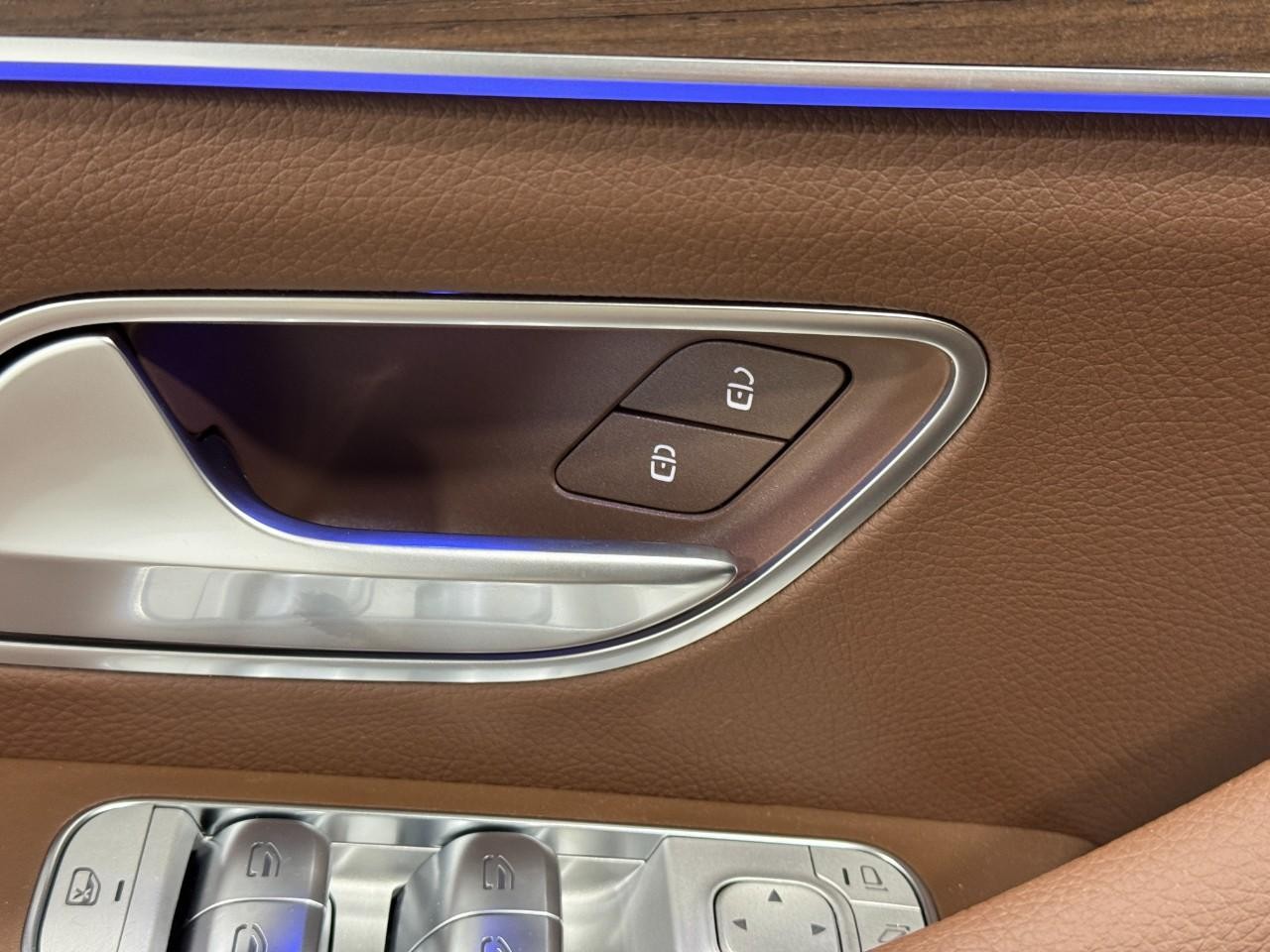 Mercedes-Benz GLE Vehicle Full-screen Gallery Image 25