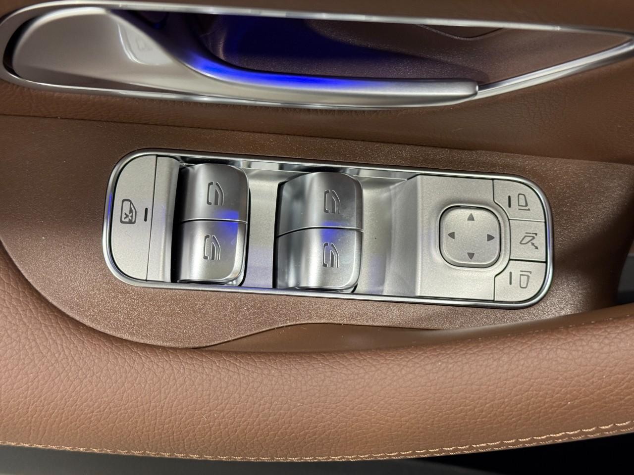 Mercedes-Benz GLE Vehicle Full-screen Gallery Image 26