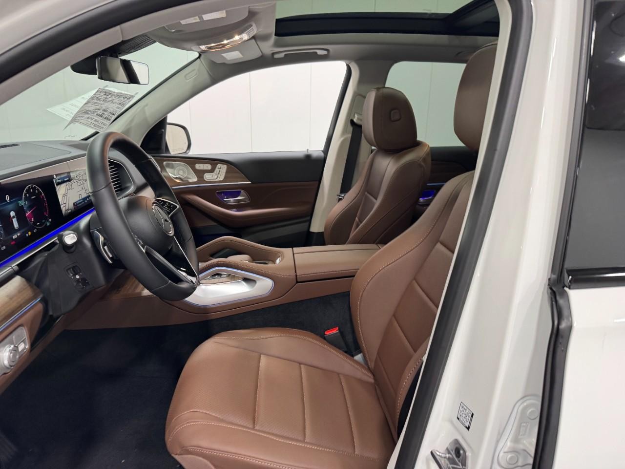 Mercedes-Benz GLE Vehicle Full-screen Gallery Image 28