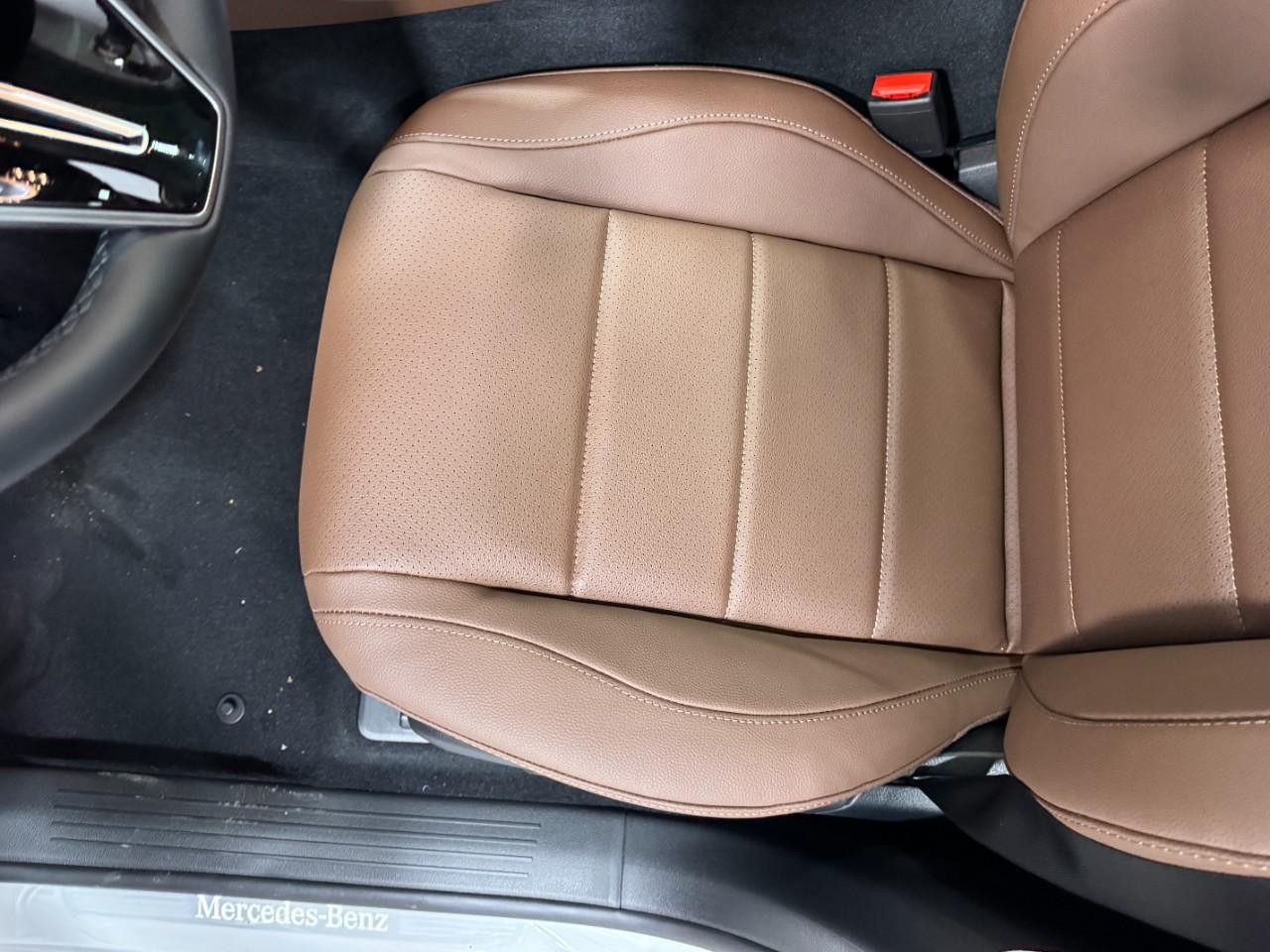 Mercedes-Benz GLE Vehicle Full-screen Gallery Image 29