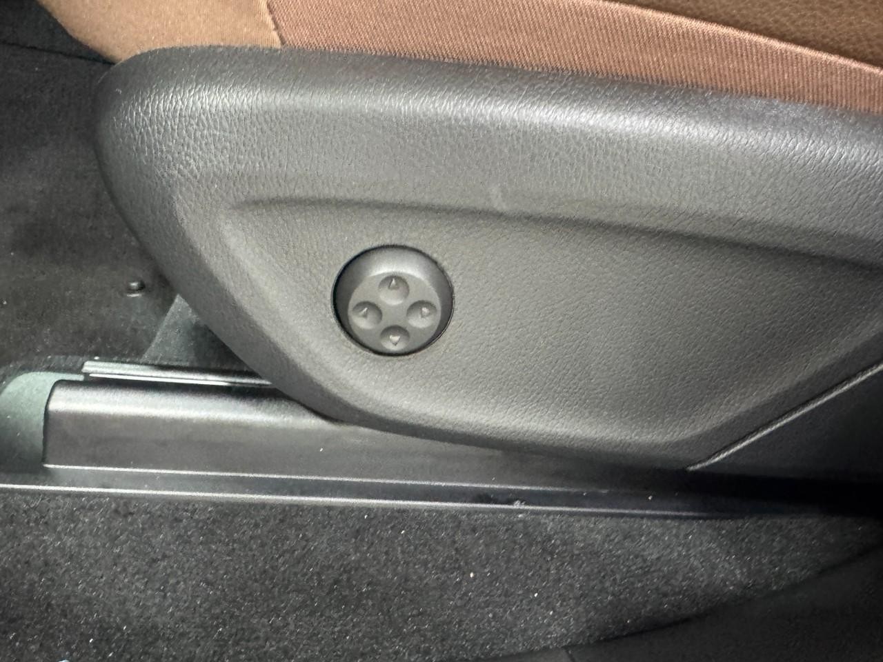 Mercedes-Benz GLE Vehicle Full-screen Gallery Image 30