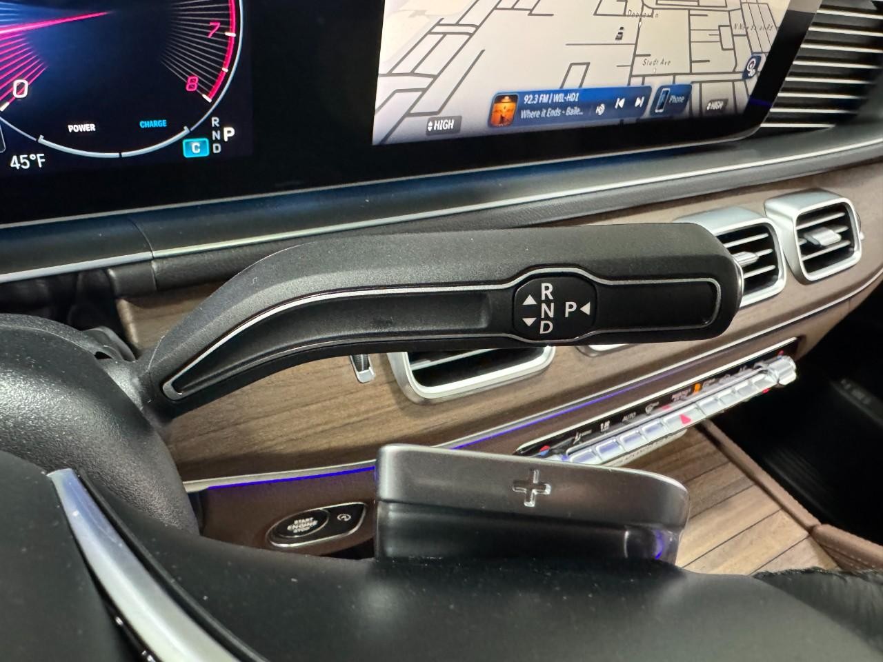 Mercedes-Benz GLE Vehicle Full-screen Gallery Image 34