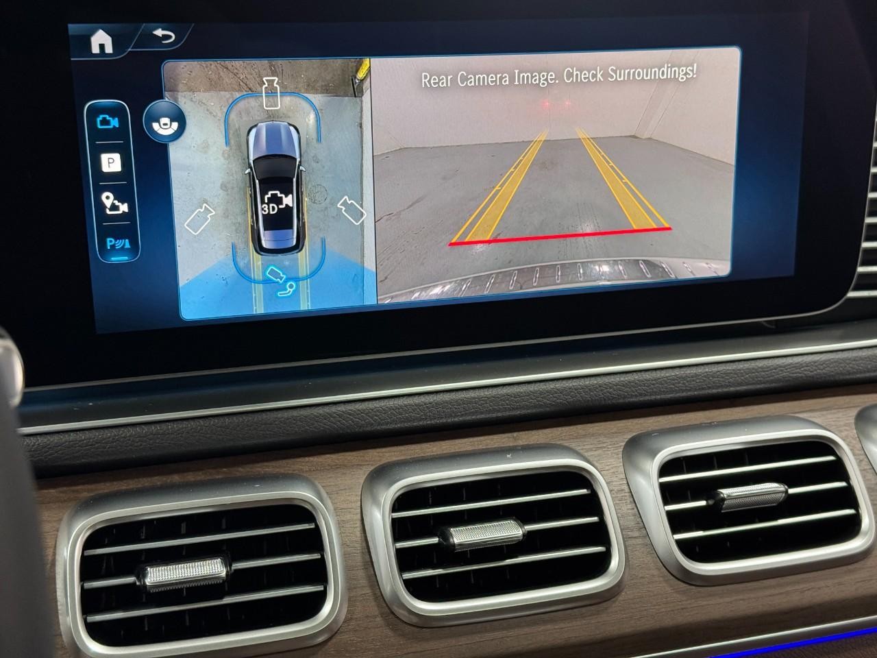 Mercedes-Benz GLE Vehicle Full-screen Gallery Image 35