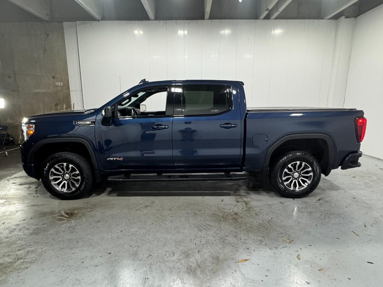 GMC Sierra 1500 Vehicle Full-screen Gallery Image 2