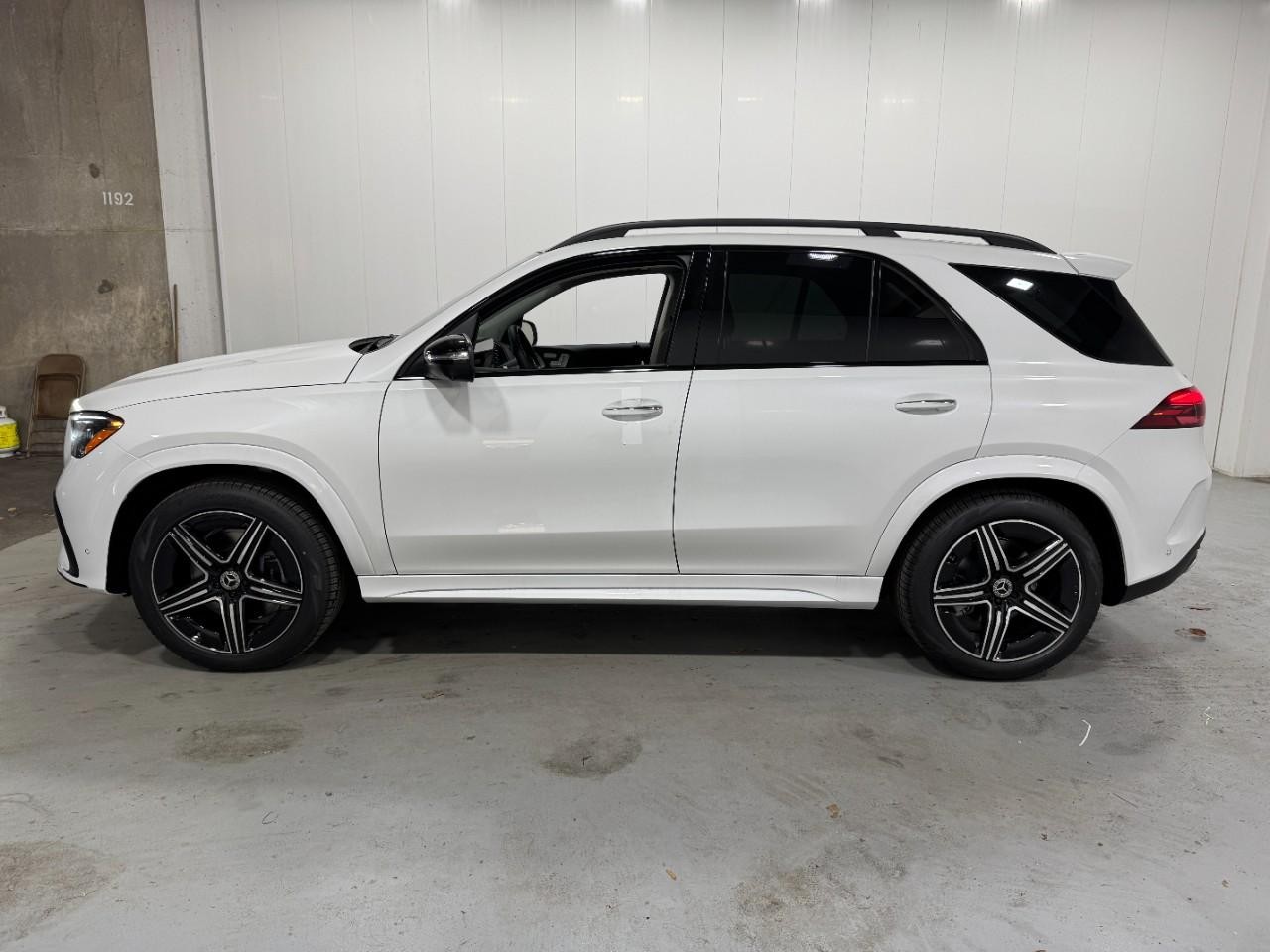 Mercedes-Benz GLE Vehicle Full-screen Gallery Image 2