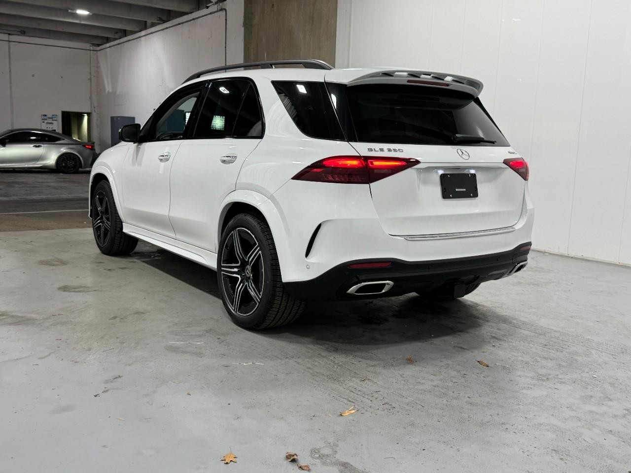 Mercedes-Benz GLE Vehicle Full-screen Gallery Image 3