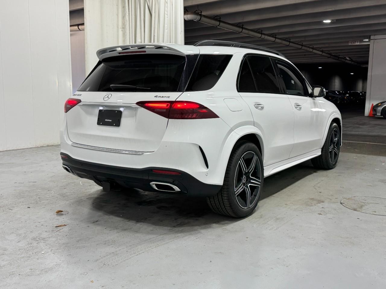 Mercedes-Benz GLE Vehicle Full-screen Gallery Image 4
