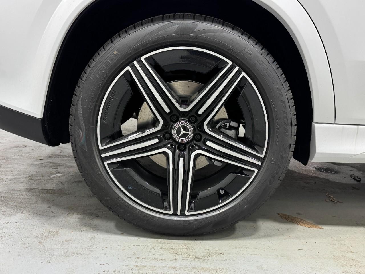 Mercedes-Benz GLE Vehicle Full-screen Gallery Image 5