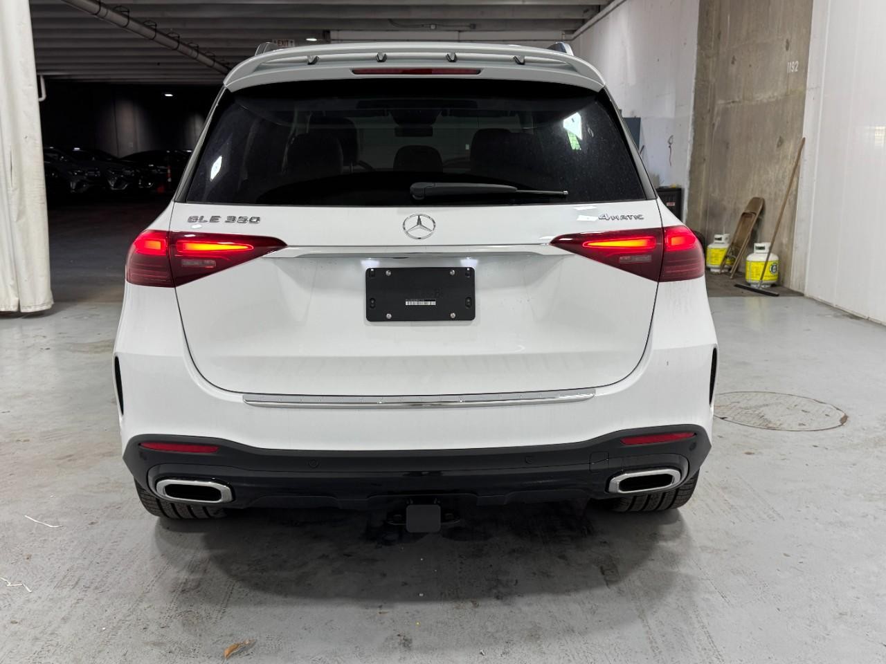 Mercedes-Benz GLE Vehicle Full-screen Gallery Image 9