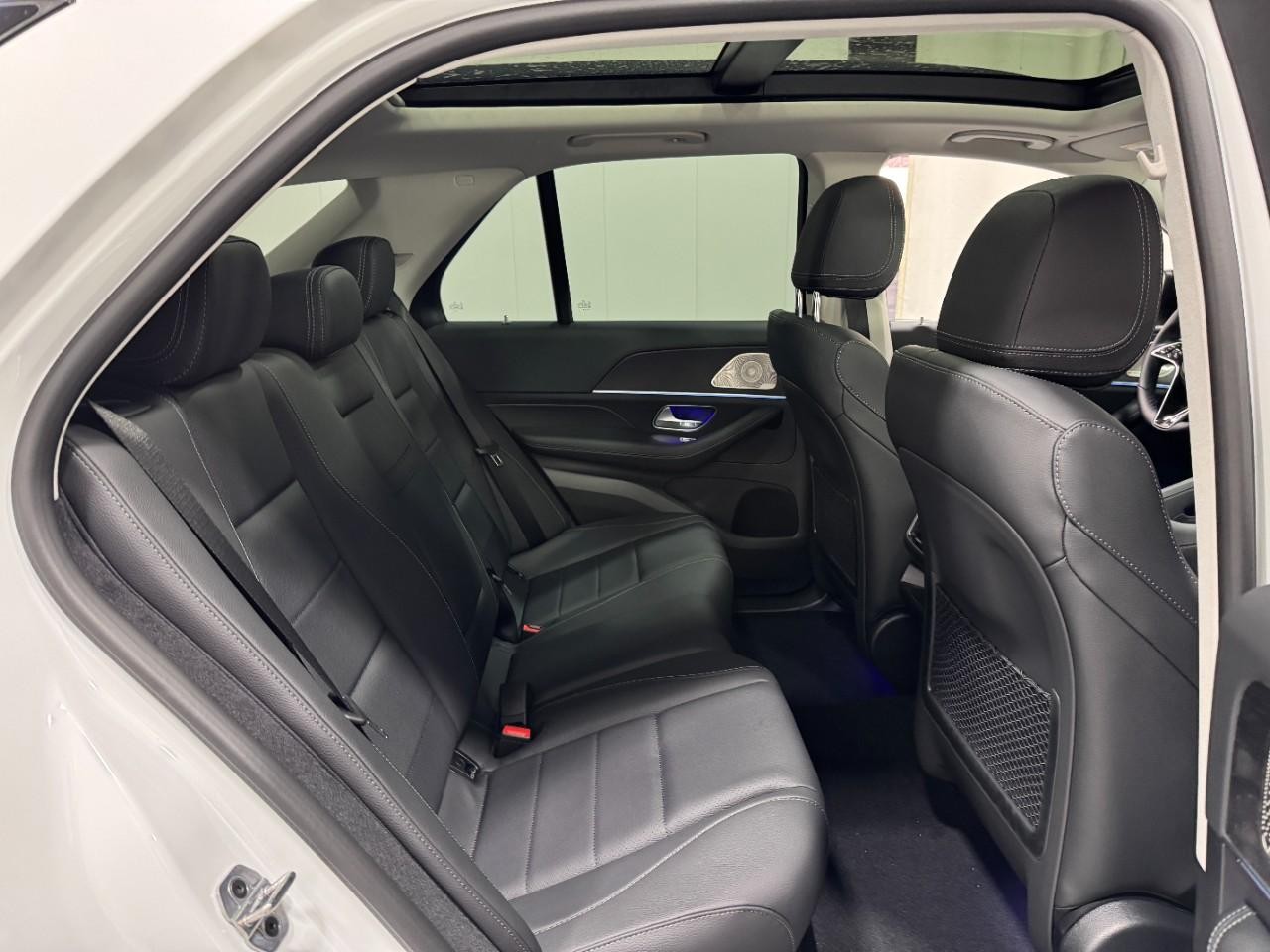 Mercedes-Benz GLE Vehicle Full-screen Gallery Image 10