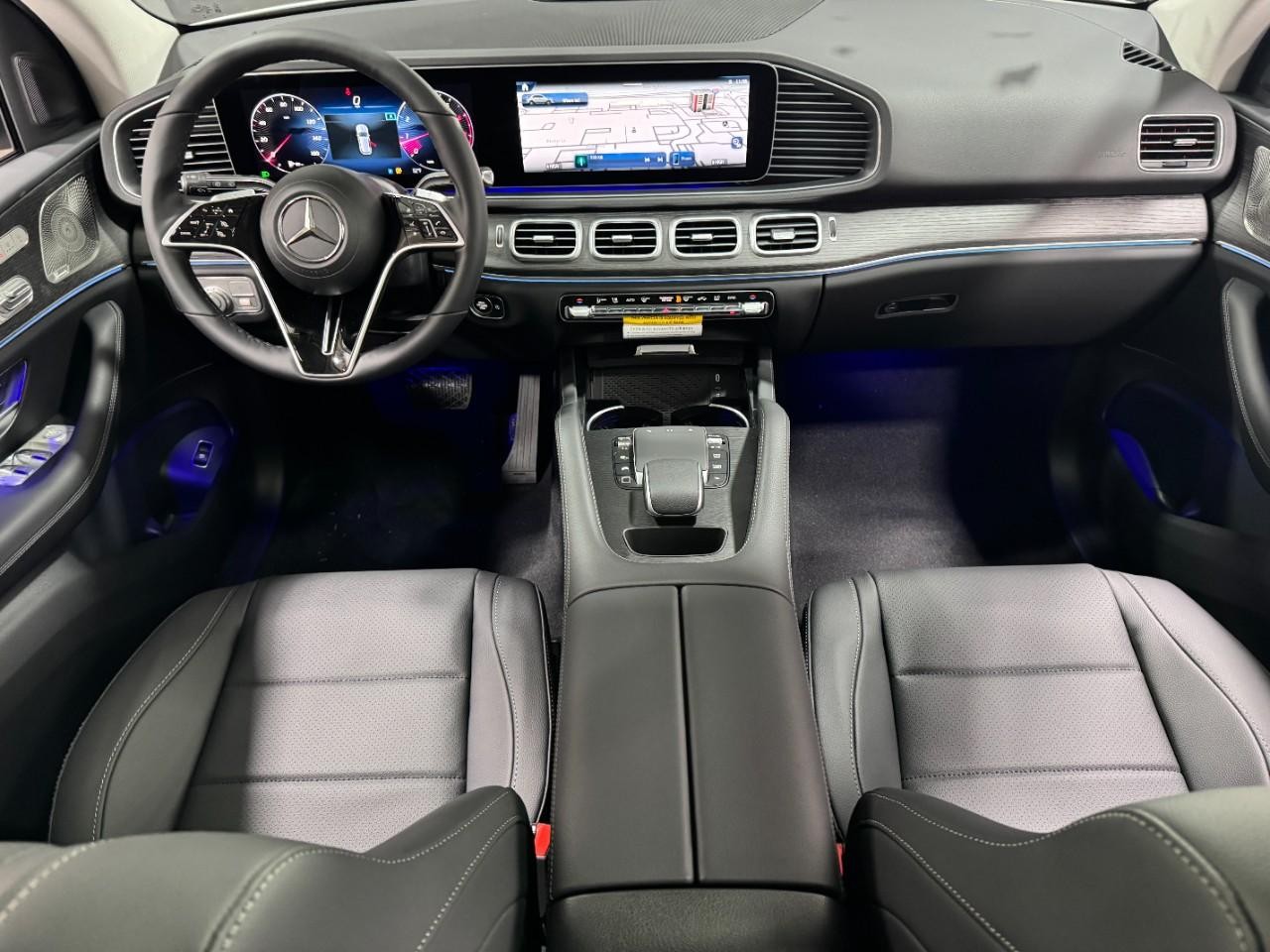 Mercedes-Benz GLE Vehicle Full-screen Gallery Image 12