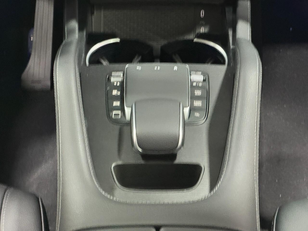 Mercedes-Benz GLE Vehicle Full-screen Gallery Image 16