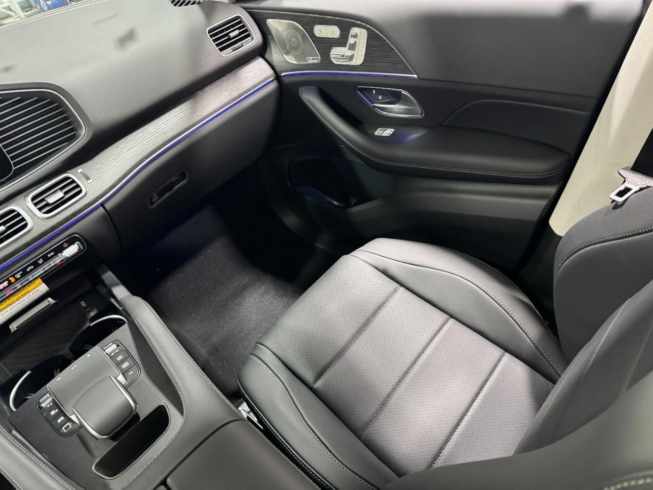 Mercedes-Benz GLE Vehicle Full-screen Gallery Image 17