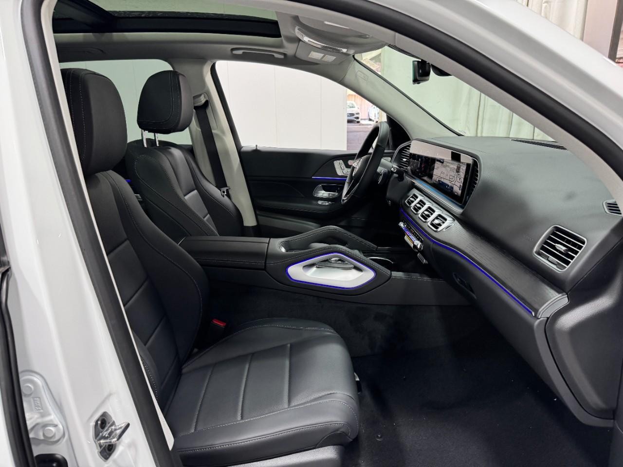 Mercedes-Benz GLE Vehicle Full-screen Gallery Image 18