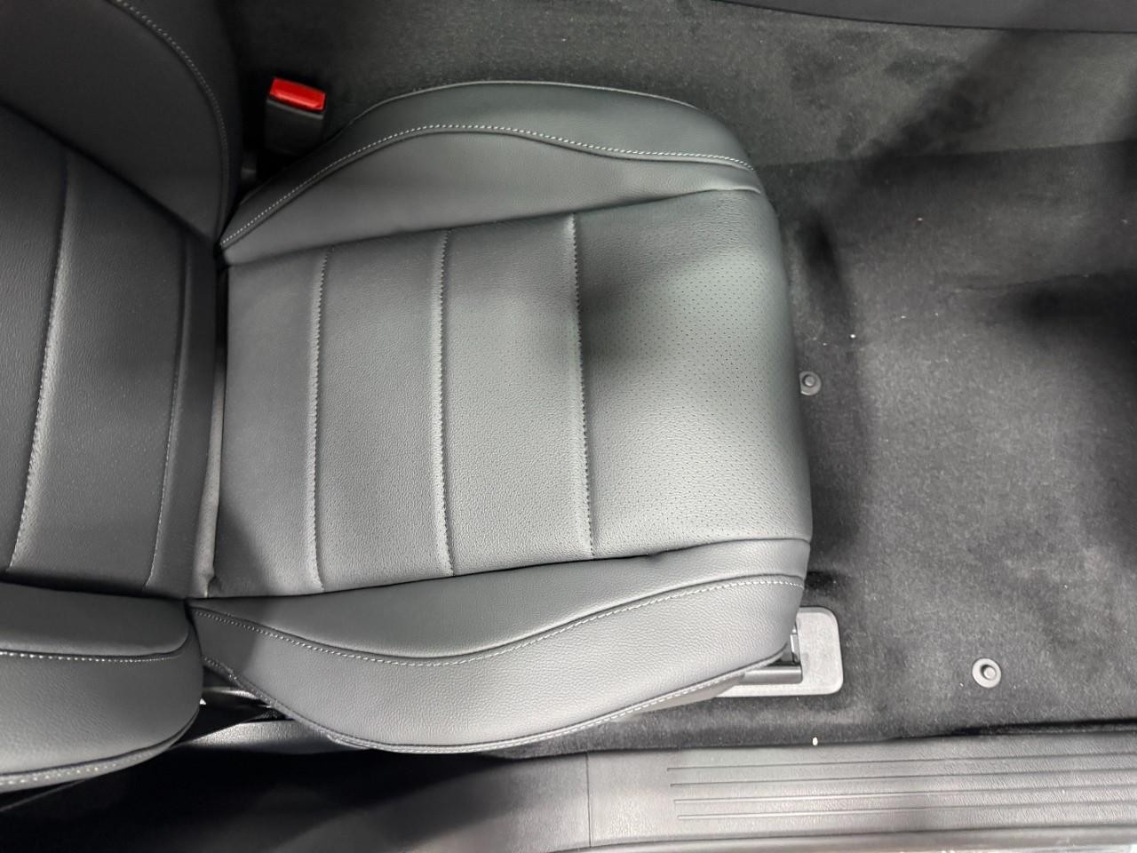 Mercedes-Benz GLE Vehicle Full-screen Gallery Image 19