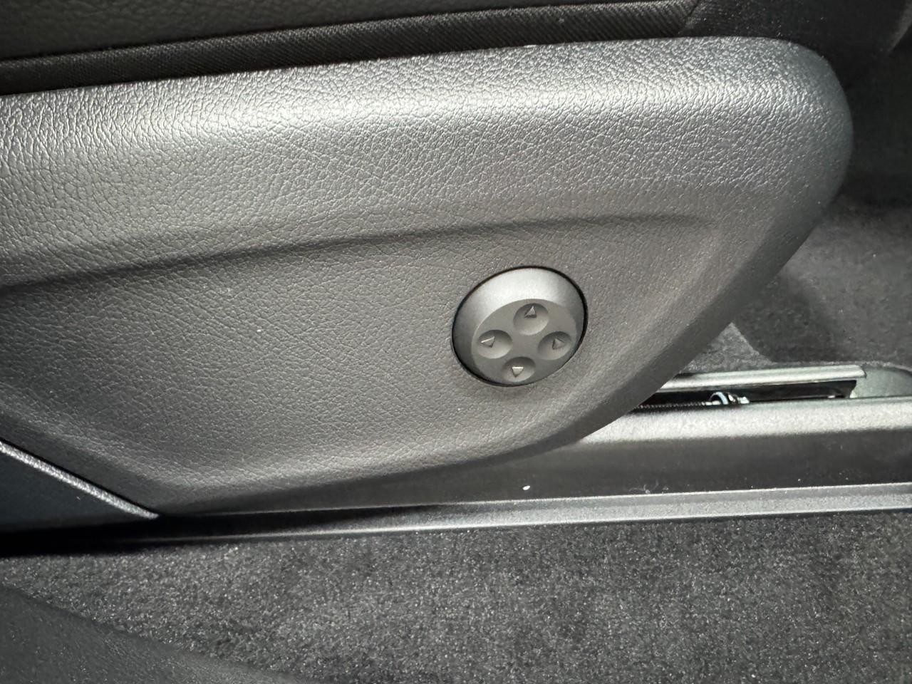 Mercedes-Benz GLE Vehicle Full-screen Gallery Image 20