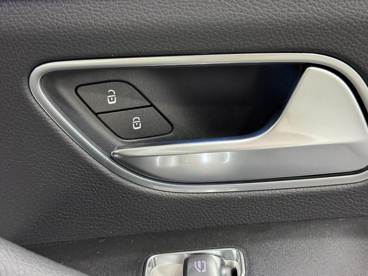 Mercedes-Benz GLE Vehicle Full-screen Gallery Image 22