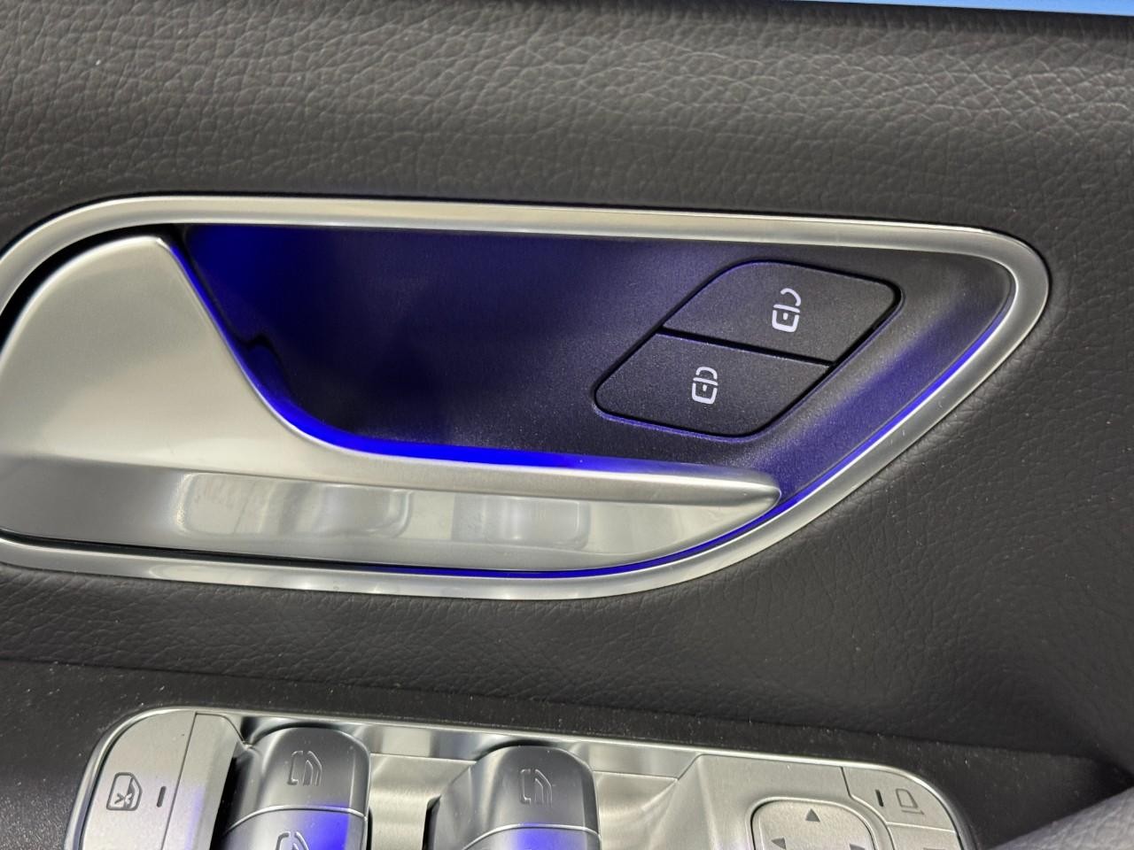 Mercedes-Benz GLE Vehicle Full-screen Gallery Image 26