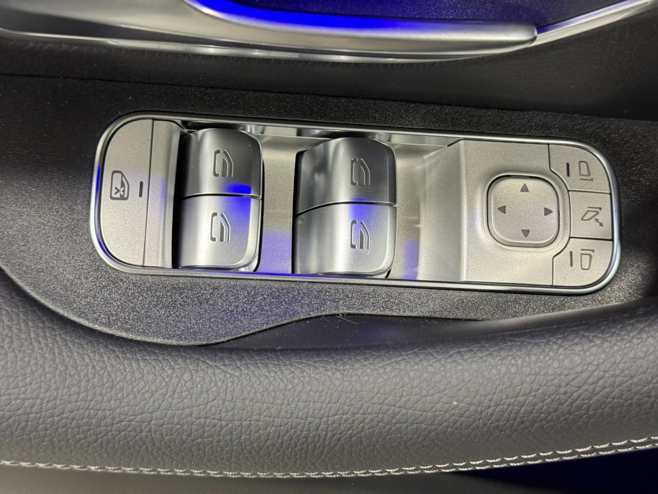 Mercedes-Benz GLE Vehicle Full-screen Gallery Image 27