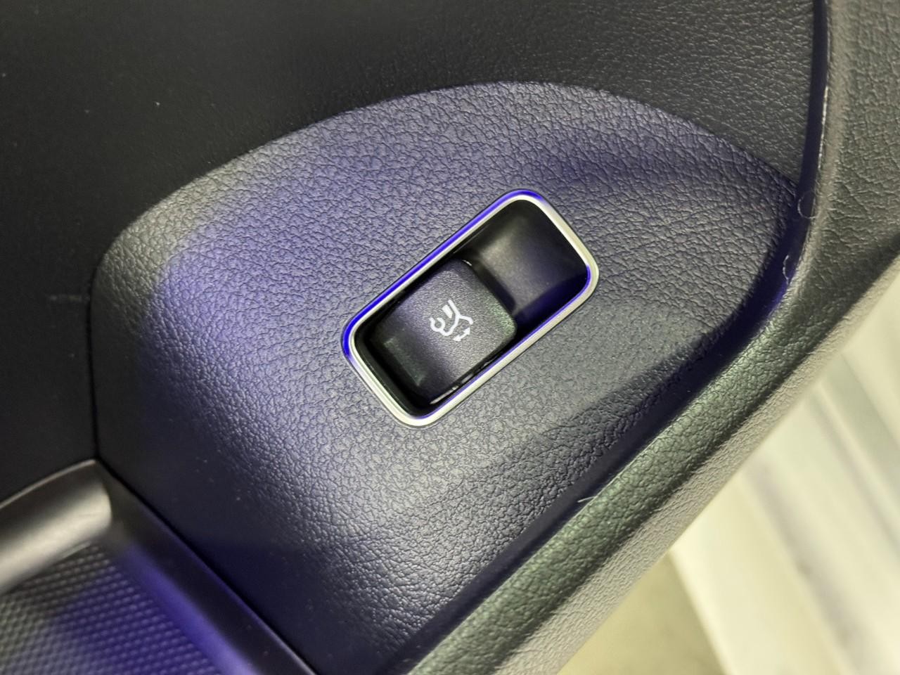 Mercedes-Benz GLE Vehicle Full-screen Gallery Image 28