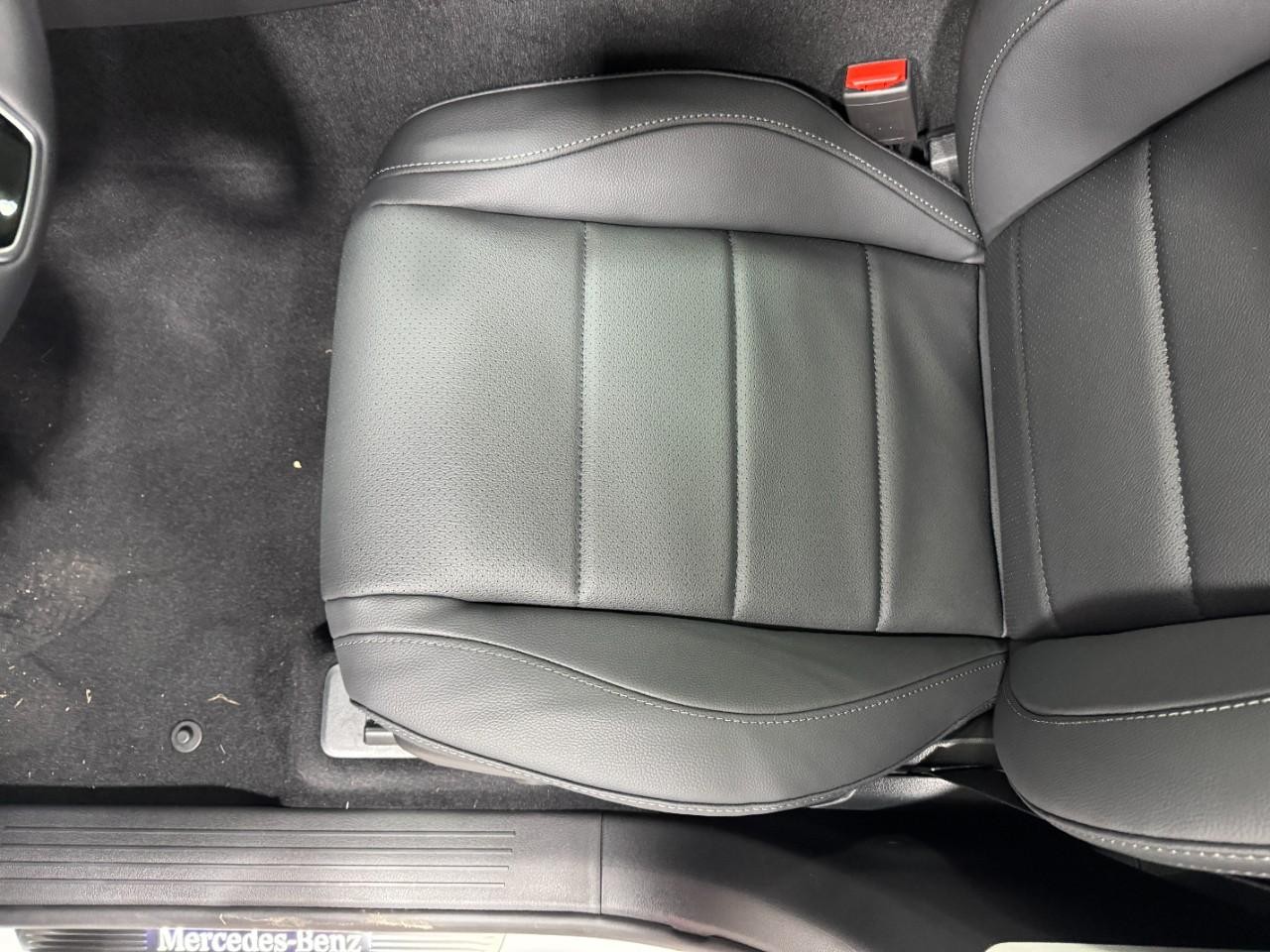 Mercedes-Benz GLE Vehicle Full-screen Gallery Image 30